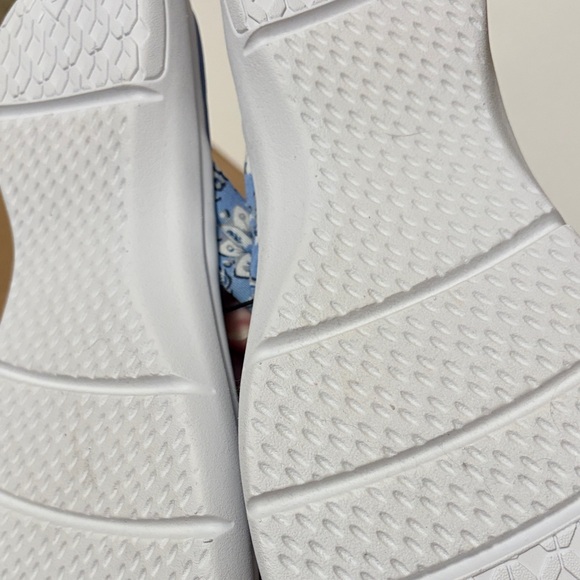 Vera Bradley Light Blue Floral Sandals - Picture 5 of 6